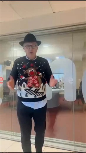 ¿Sabes que la tradición de las inocentadas viene del mundo romano? En las Saturnales —las fiestas más locas y esperadas, que los romanos celebraban en diciembre— se rompía el orden social: los esclavos se sentaban con los amos, las normas se relajaban y se gastaban bromas, alguna muy pesada Hoy hablamos del Día de los Inocentes y de las inocentadas, de Herodes y de la palabra INNOCENS en latín (que no solo significa ingenuo), que comparte raíz con INNOCUUS, del verbo NOCÉRE, "hacer dañor" Aquí t