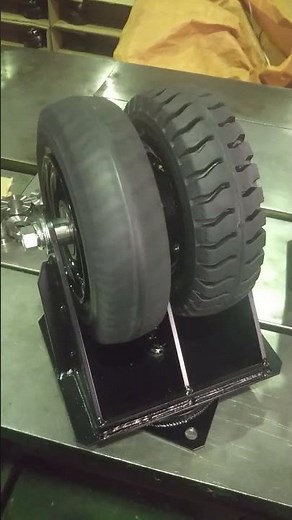 構内で使用する低床けん引台車向けの双輪のノーパンクタイヤキャスターを納入しました #キャスター #物流機器 #工場 #無人搬送機