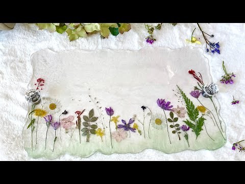 How to Make a Beautiful Flower Resin Tray From a Mold