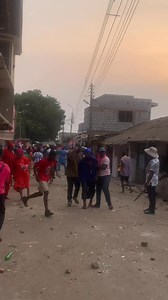 There was confusion and chaos at the funeral of Asafoatse Tawiah Omunukum in Nungua. The problem started when the Nii Odaitetse We clan carried two Asafoatsemei to the ceremony. The Bortey We clan disagreed with this action. According to them, tradition allows only one Asafoatse to represent at such an event. The disagreement became serious and created tension among the people present. Elders and concerned residents tried to calm the situation, but the argument had already disturbed the funeral 