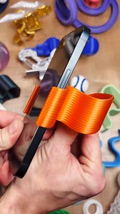 📞 A GROOVY PHONE STAND • STL and 3MF files ➡️ Download 3D print model: https://cults3d.com/:3908562 💡 Designed by SpooliganLabs | Cults.