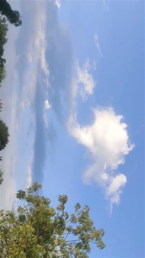 Every time I look up at the sky, it amazes me with a different view😍 Subscribe for more such videos.