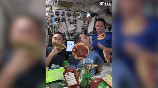 La pizza nello Spazio: così rende felici gli astronauti a bordo dell'Iss