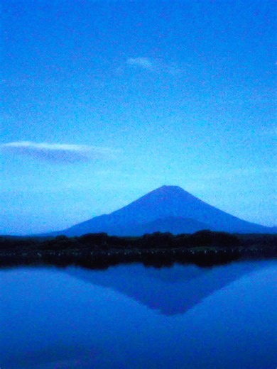 七夕の夜精進湖から流れ星と天の川（ショートバージョン） 願いが叶う流れ星🌠 カメラα7S3 ゆっくりした玉の様な流れ星も観れますので願い事にも最適です♪ 珍しく快晴だった七夕の星空をお楽しみください。 七夕の星 こと座 ベガ（織姫星） わし座（アルタイル） ベガは夏の星で一番明るい星です。 夏の大三角 こと座 ベガ（織姫星） わし座（アルタイル）はくちょう座（デネブ） この三つの明るい星を繋げると大きな三角形に見えます。 撮影地 富士山の見える 精進湖湖畔 #流れ星 #織姫 #ひこ星 #七夕 #天の川