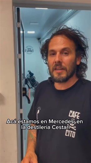 Vermucito on Instagram: "Hicimos un video un poco largo? quizás 😅 En tiempos de scrollear sin mirar, lo sabemos. Pero no todo entra en 7 segundos: algunas cosas merecen tiempo. Y acá hay mucho laburo, mucha historia y algo que queríamos mostrar bien. El vermu que tomás en nuestra casa nace acá 🇦🇷🍇 Nico es quien hace nuestro vermu de grifo, también nuestro Vermucito de la casa (el que viene en botella, a base de vino Malbec con suaves notas de café de especialidad 