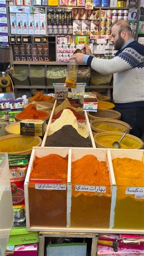 Genoveva Jabar on Instagram: "Un loc care te poartă instant în bucătăria orientală 🌍✨ Arome intense, culori vibrante și… partea mea preferată: vânzătorul mi-a pregătit pe loc mixuri de condimente, exact pentru ce aveam nevoie. De la biryani, la dolma și kebab, fiecare combinație a fost adaptată special pentru preparat. Genul acela de experiență care îți amintește cât de mult contează condimentele într-o mâncare. #food #kirkuk #geeanjoy"