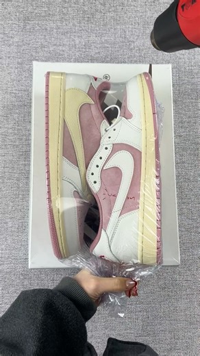 Li Luse on Instagram: "My favorite color is pink. #jordan #air #jordan1 #streetwearbeast #street wear fashion #streetwearclothing #streetwearbeast #shoplocal #shopping #fyp #jordans #kobe #shoe #trending #fashion #sport"