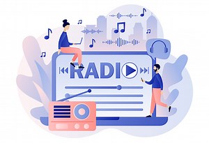 Radio En ondes sur ordinateur portable. Des gens minuscules qui...