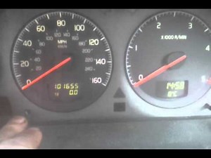 Resetting the maintenance service indicator light of the Volvo S80.