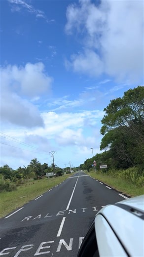 1ère randonnée 🥾 2026 vers la belle plage cachée de Kiki beach à Xepenehe à Lifou avec Xanaks le guide et beau frère ! Un spot magnifique 😍 #drehu #kanaky #lifou #kikibeach #xepenehe