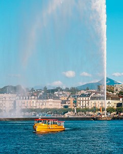 Paddleboarding with a view on the lake or a tuktuk ride through Geneva's landmarks: Discover unexpected Geneva with your Geneva Summer Transport Card! For more info: genevatourism.co/summer-transport-card | Geneva Tourism | Switzerland