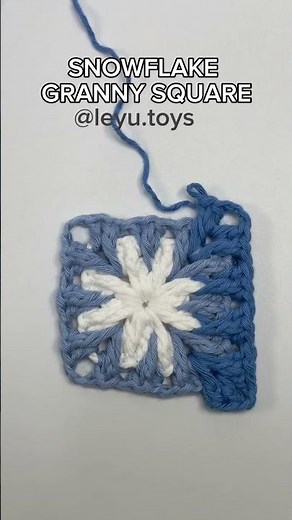 Check out my tutorial to make this beautiful Snowflake Granny Square #crochet #grannysquare #häkeln