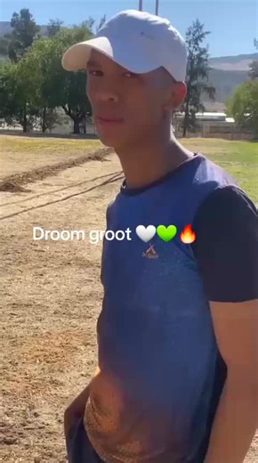 Vandag het ek vir die seuns een eenvoudige vraag gevra: “Wat is jou goal?” 🏉 Nie almal het dieselfde antwoord gehad nie… maar een ding was dieselfde — elkeen wil groei, beter raak en iets bereik. As coach gaan dit nie net oor wen op ’n Saterdag nie. Dit gaan oor dissipline, karakter en om te leer glo in jouself, selfs wanneer niemand kyk nie. Die pad begin by ’n goal… en vandag het hulle hul eerste stap gevat. 💪🔥 #U15Rugby #CoachingJourney #Goals