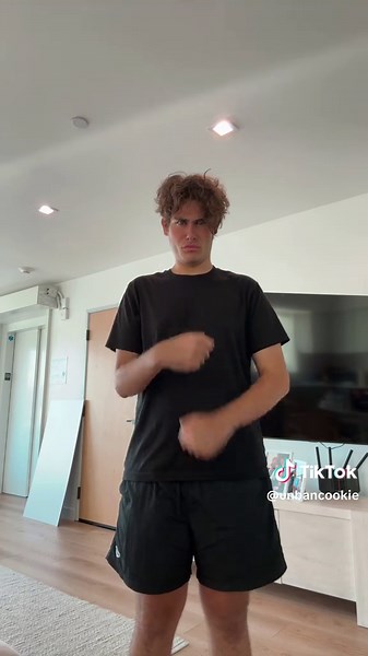 CALIFORNIA COOKIE 🌁 (@unbancookie)’s video of belly dance with hands