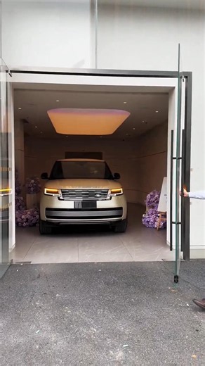 🍷Imagine pulling up in a Range Rover when you're only 20 years old! 😎🚙 #RangeRover #Landrover