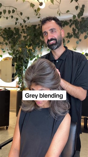 Natural and effortless✨ ##greyblendingspecialists ##greyblendinghighlights ##greyhairjourney ##silverhair ##naturalhair