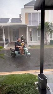 513K views · 19K reactions | Kerjaan sm papi ya ginii.. bukan neduh malah di bablas #reels #maltipoo #pet #nacha #smartdog #viral #dog | baby.nachaaa | Facebook