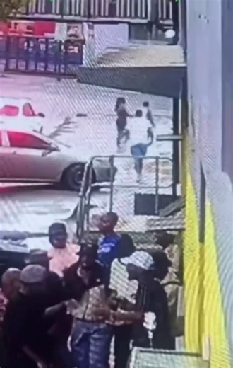 Cellphone snatchers are brave .. one person snatching a phone from 10 people 😂😂😂😬😭