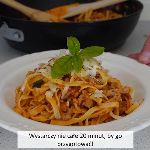 Ten pyszny sos do makaronu przygotujesz w mniej niż 20 minut! 👍 kliknij: http://bit.ly/MNIAM-PRZEPISY - tam są moje najlepsze receptury 350 g makaronu 300 g mielonego mięsa drobiowego 50 g wędzonego boczku 1 cebula 2 ząbki czosnku 2 szklanki wody 3 czubate łyżki koncentratu pomidorowego 50 ml słodkiej śmietanki 1 łyżeczka suszonej bazylii 1 łyżeczka suszonego oregano 1/2 łyżeczki płatków chili garść świeżych liści bazylii sól świeżo zmielony czarny pieprz do podania: świeżo starty parmezan Życz