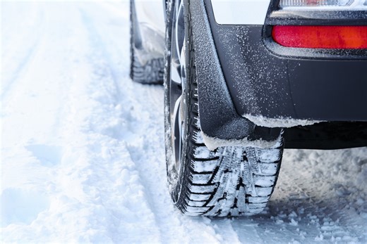 Chaînes, chaussettes ou pneus hiver : quel est le plus efficace pour monter en station ?