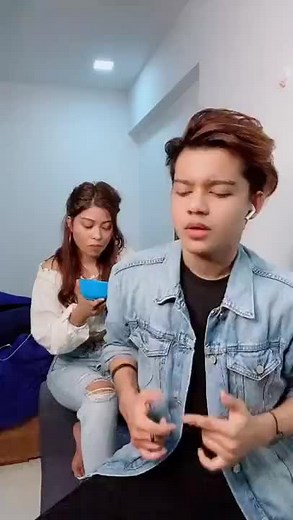 Hand Gestures and Expressions in Casual Settings