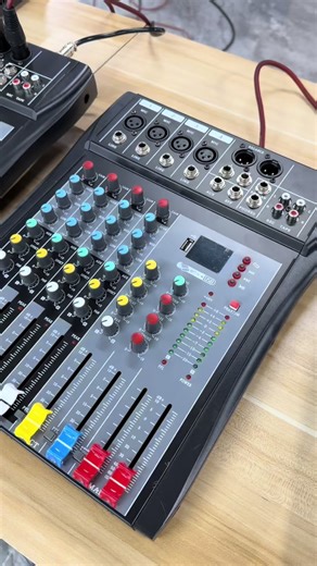 Pengadun AT4/6/8 saluran ELM yang baru dinaik taraf menampilkan kesan gema, skrin besar definisi tinggi dan main balik Bluetooth. Setiap saluran mempunyai frekuensi tinggi, sederhana dan rendah, serta input dan penghantaran panning. Penunjuk aras 10-bit menjadikannya lebih selesa untuk digunakan. Produk baharu ini akan tersedia secara rasmi di Pameran TK pada jam 19:00. Mereka yang berminat boleh membuat pesanan mereka secara langsung.