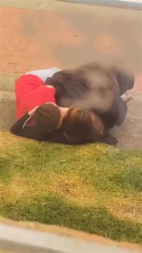 @who_elvina0 on Instagram: "日本利用压电瓷砖将脚步转化为电能。这些瓷砖捕捉来自你脚步的动能。当你行走时,你的重量和动作会对瓷砖产生压力。瓷砖会轻微弯曲,从而产生机械应力。瓷砖内部的压电材料将这种应力转化为电能。每一步都会产生少量电荷,而数百万步结合在一起就能产生足够的电力来驱动LED灯、数字显示屏和传感器。在像涩谷车站这样繁忙的地方,每天大约有240万个脚步为这一系统作出贡献。这些电能可以被储存或立即使用,从而减少对传统电力来源的依赖,并支持可持续的城市基础设施。这种方法将日常运动转化为实用的可再生能源。#日本 #知识 #事实 #你知道吗#推荐#科技 #创新#日本"