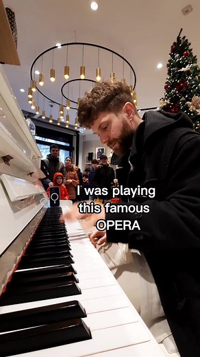 I met an OPERA SINGER in the SUPERMARKET! #piano #klavier #monoprix #fyp #pianogare #livepiano #music #musik #singer #opera #verdi #ladonnaemobile