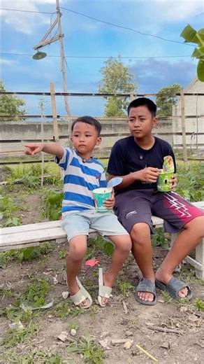 Razka Gives instant noodles to hungry beggars #shorts