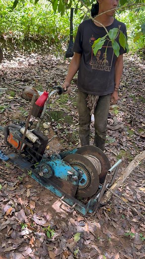 226K views · 2.4K reactions | Sangatlah kreatif pekerja kayu tidak banyak keluar tenaga derek kayu #reelsviral #woodworking #stihlchainsaw | Jati Manungal | Facebook