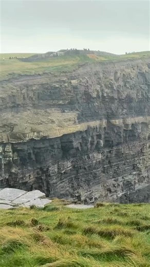 🌊✨ Le Scogliere di Moher sono una di quelle meraviglie che ti lasciano senza fiato. Oltre 210 metri di altezza a picco sull’oceano Atlantico: un paesaggio selvaggio, imponente e impossibile da dimenticare. 🇮🇪 Vieni a scoprire questo luogo magico con noi e vivi un’esperienza completa fatta di natura, storia e panorami da sogno. 📍 Prenota la tua escursione alle Scogliere di Moher e Galway qui 👉 https://www.irlandainitaliano.com/prenota-scogliere-di-moher-e-galway-da-dublino/ #irlandainitalian