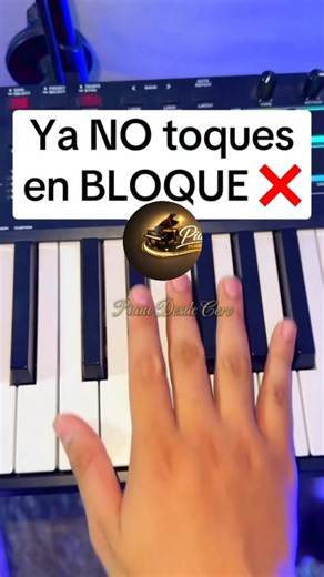Piano Desde Cero on Instagram: "🎹✨ ¿Sientes que siempre te quedas en lo básico del piano? Muchos empiezan tocando acordes en bloque… y ahí se quedan 😕 Pero cuando aprendes a hacer arreglos, arpegios y pequeñas melodías, tu piano cambia totalmente 🙌 🙏 Tal vez ya sabes Do y Fa, pero te cuesta sonar más bonito, más musical, más “pro”. La buena noticia: sí se puede avanzar paso a paso, desde casa y a tu ritmo 📚🎶 🔥 Si quieres dejar de tocar “plano” y empezar a tocar con más expresión para alab