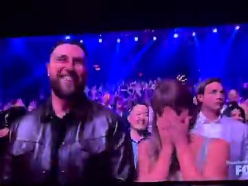 🚨| Taylor Swift accepting her #iHeartAwards for- Artist of The Year'The Life of a Showgirl'- Album of The Year'The Fate of Ophelia'- Pop Song of The Year- Best Lyrics- Best Music Video'The Eras Tour'- Favorite Tour Style