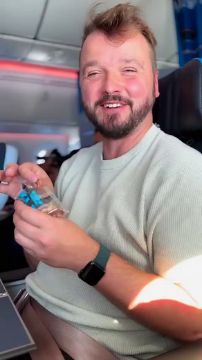 Flying home with extra comfort 🫠 The newest class on a KLM Royal Dutch Airlines plane in long haul is called Premium Comfort. And we got the chance to test it on our flight back home from Buenos Aires to Amsterdam. 😍 Located between Business and Economy, the 21 seats in our Boeing 787-9 in a 2-3-2 setting offered significant more legroom, a bigger screen compared to Economy and an own seat shell with up to 20cm recline of the seat. ✈️ More advantages of booking Premium Comfort: a sustainable a