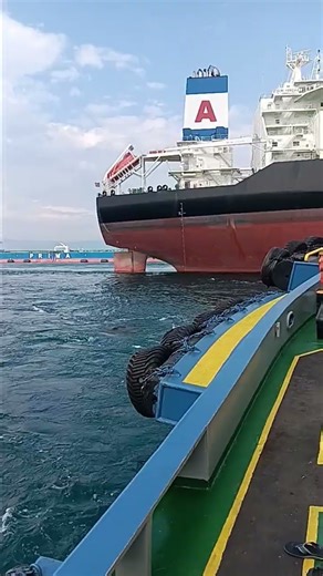 Unmooring tanker raksasa #daily #sailor #harbour