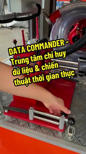 Xe được thiết kế như một “cỗ máy xử lý dữ liệu” di động trên chiến trường hỏa hoạn. Thu thập và tổng hợp thông tin từ camera giám sát thành phố, cảm biến IoT trong tòa nhà, drone trinh sát và thiết bị đeo của từng lính cứu hỏa. Hệ thống AI mạnh mẽ sẽ xử lý các luồng dữ liệu này để tạo ra bản đồ nhiệt khu vực nguy hiểm, dự đoán đường lan lửa, theo dõi vị trí và tình trạng sức khỏe của từng nhân sự, từ đó tự động đề xuất và phân bổ nhiệm vụ tối ưu cho từng đơn vị, nâng cao hiệu quả tổng thể lên 70