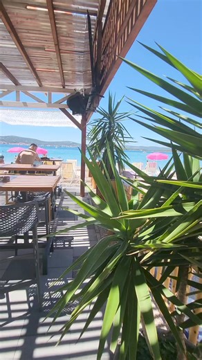 Pozdrowienia z Camping Park Soline jest pięknie. Tu plaża Dražica. A domki zarezerwujecie w Suncamp holidays 😍 #Chorwacja #Croatia #biogradnamoru #zadar #wakacje #regionzadar #beachbar | Chorwacja - Cromania.pl