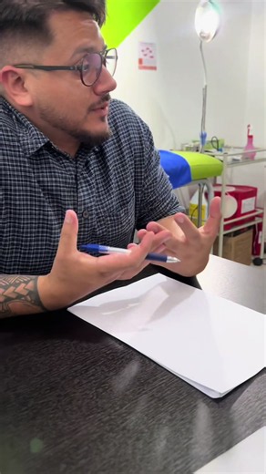 ⚠️ Este video está explicado en lenguaje sencillo para pacientes y público general. El objetivo es que cualquier persona pueda entender, de forma básica, cómo funciona el eje hipotálamo-hipófisis-tiroides y cómo una alteración puede afectar TODO el cuerpo, incluso las emociones y los músculos. 🩺 La medicina también debe aprender a comunicarse fuera de términos complejos. 🤍 #Hipotiroidismo #Hashimoto #Tiroides #Medicina #EducacionMedica :