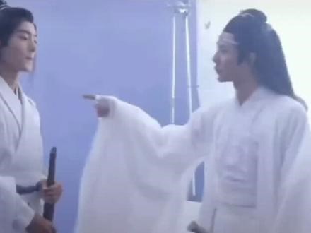 原来是因为gg在屋顶上乱动很危险，所以才有了这段dd“训斥”gg…我的天啊！#bjyxszd #博肖