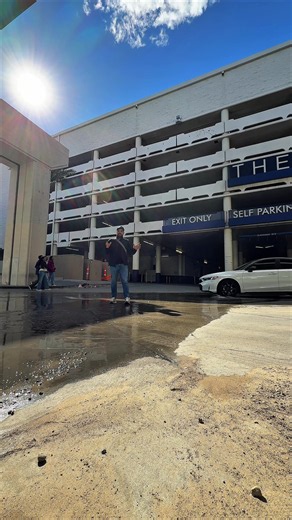 Las recientes lluvias en Las Vegas pueden afectar tus vacaciones? La lluvia relacionada con los remanentes de la tormenta Rachel dejó alrededor de 1.08 pulgadas en la ciudad y provocó inundaciones localizadas y cierres temporales de algunas calles cerca del Strip. Las vías afectadas fueron reabiertas después de los trabajos de limpieza. Esto no significa que tus vacaciones estén arruinadas, pero puede haber demoras puntuales: revisa el tráfico antes de salir, considera tiempo extra para traslada