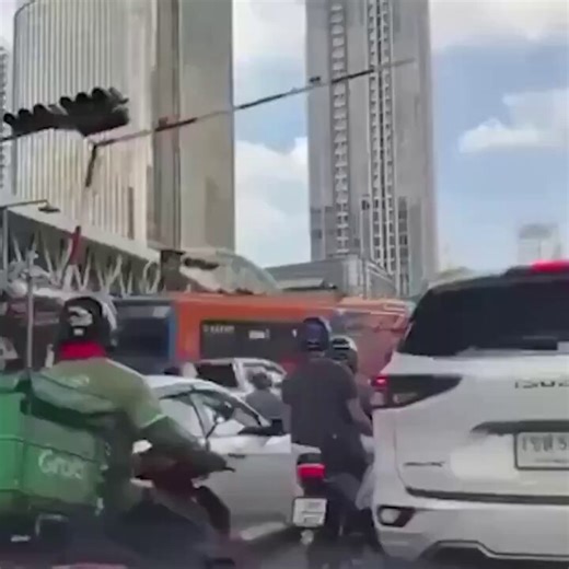 🚨🇹🇭 BREAKING: A freight train slammed into a passenger bus near Bangkok's Makkasan station in a devastating collision, killing at least 8 and injuring over 20.