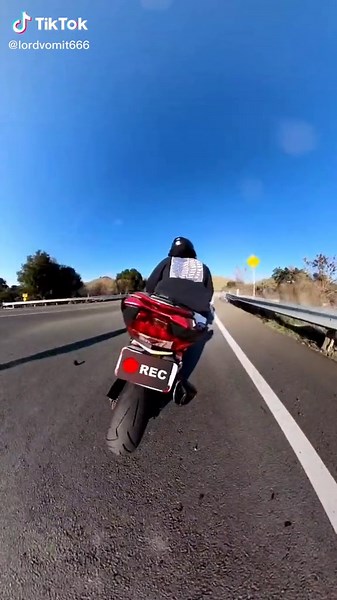 losing grip on a corner 😬#california #ninja400 #1down5up #bikelife #bayarea #kawasaki