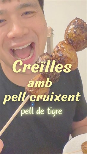 Creïlles amb pell cruixent (estil “pell de tigre”) 🥔😽🌏 Cruixents per fora, tendres i meloses per dins. La pell esclata només mossegar-la i per dins absorbeix tot el sabor d’all, soja caramel·litzada i comí torrat. Perfectes per compartir… o no 😏 Amb cervesa fresca, amb refresc o com a acompanyament d’un bon arròs — són addictives. ⸻ 🛒 Ingredients • 1 bossa de creïlles menudes • 1–2 cullerades d’oli • 1 cullerada de salsa de soja • 1 culleradeta de sucre • Pebre roig en pols o comí (tria’n u