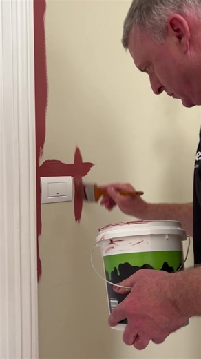 Size does matter… when it comes to your paint brushes! As Resene paint expert Murdo Shaw explains, “A bigger brush holds more paint and it is great for painting larger areas. A smaller brush is better for more detailed areas and for cutting in.” For more advice on how to brush up on your painting skills, head to our YouTube channel MasterStroke by Resene - link in bio. #paintadvice #paintprojects #diyprojects #expertadvice #resenepaint #paintlikeapro #askanexpert #masterstrokebyresene #masterstr