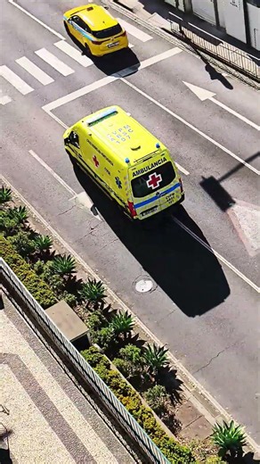 CVP Ambulance Responding Code 3 Funchal Madeira #police #ambulance #firefighter