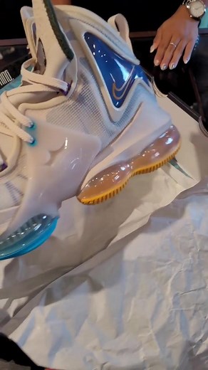 Nike lebron XIX...... #lebron #lebronjames #nike #basketball #sneakers #venda #fy #insano #exclusivo #unboxing