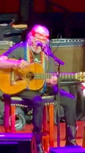 Willie Nelson shredding on Trigger at 93!