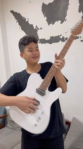 Ada yang dapat gitar baru nih 🎸🤠@coronaguitars @nux_indonesia @devy_maukar @ireneanastasya | Pay Burman