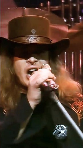 Ronnie Van Zant and Lynyrd Skynyrd - Call Me The Breeze