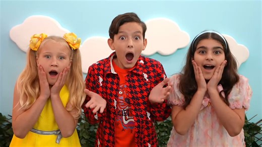 3 个萌娃改造小猪房屋，妈妈成为大灰狼考验坚固程度